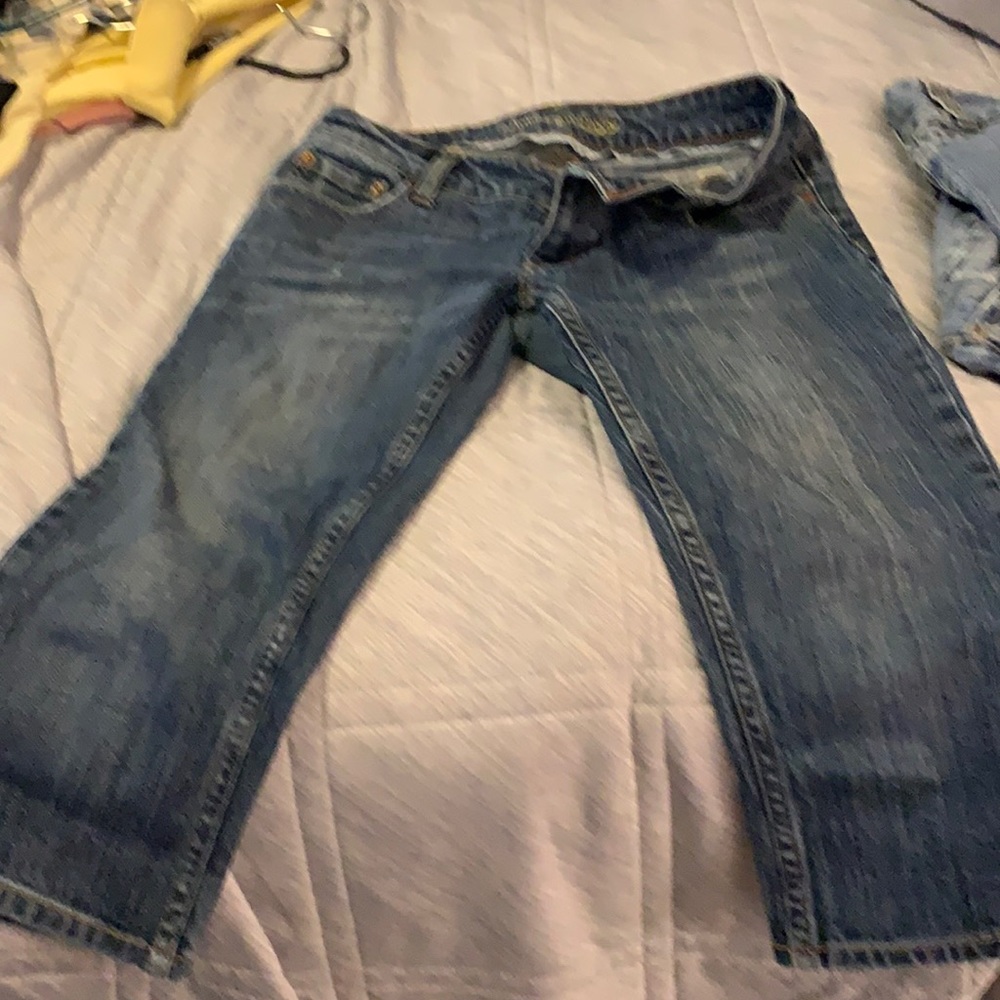 AE Jean Capri